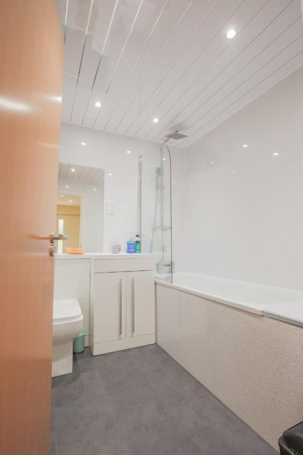 Stylish Modern Newly Built Apartment 15 Min From City Centre Edimburgo Exterior foto